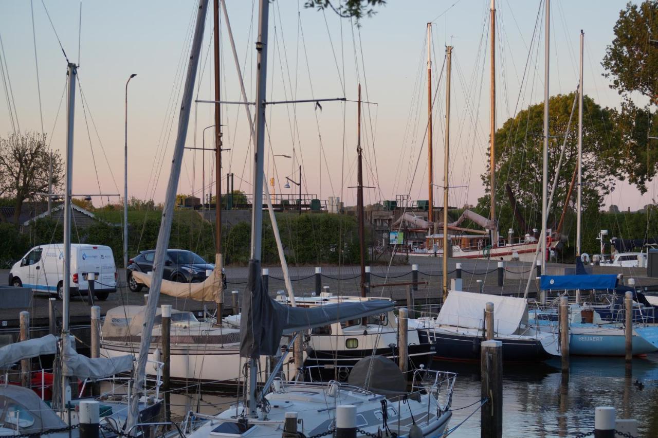 B&B Logeren Bij De Burgemeester Stad aan 't Haringvliet Exteriör bild